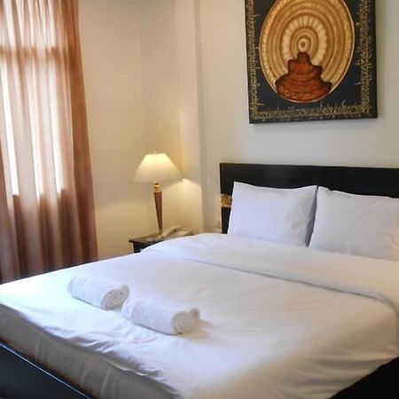 The Bang Khun Phrom Suites Bangkok Eksteriør bilde