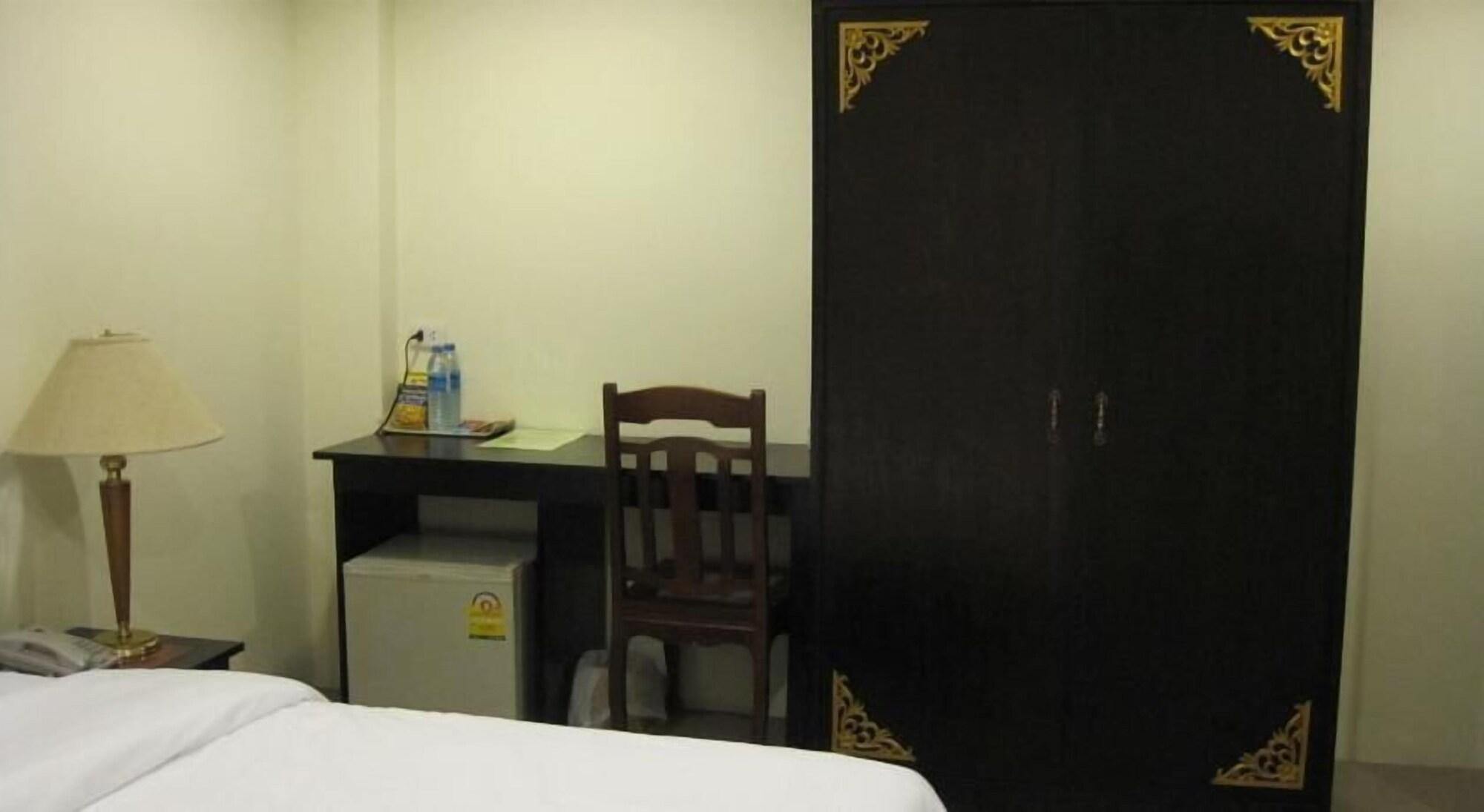 The Bang Khun Phrom Suites Bangkok Eksteriør bilde