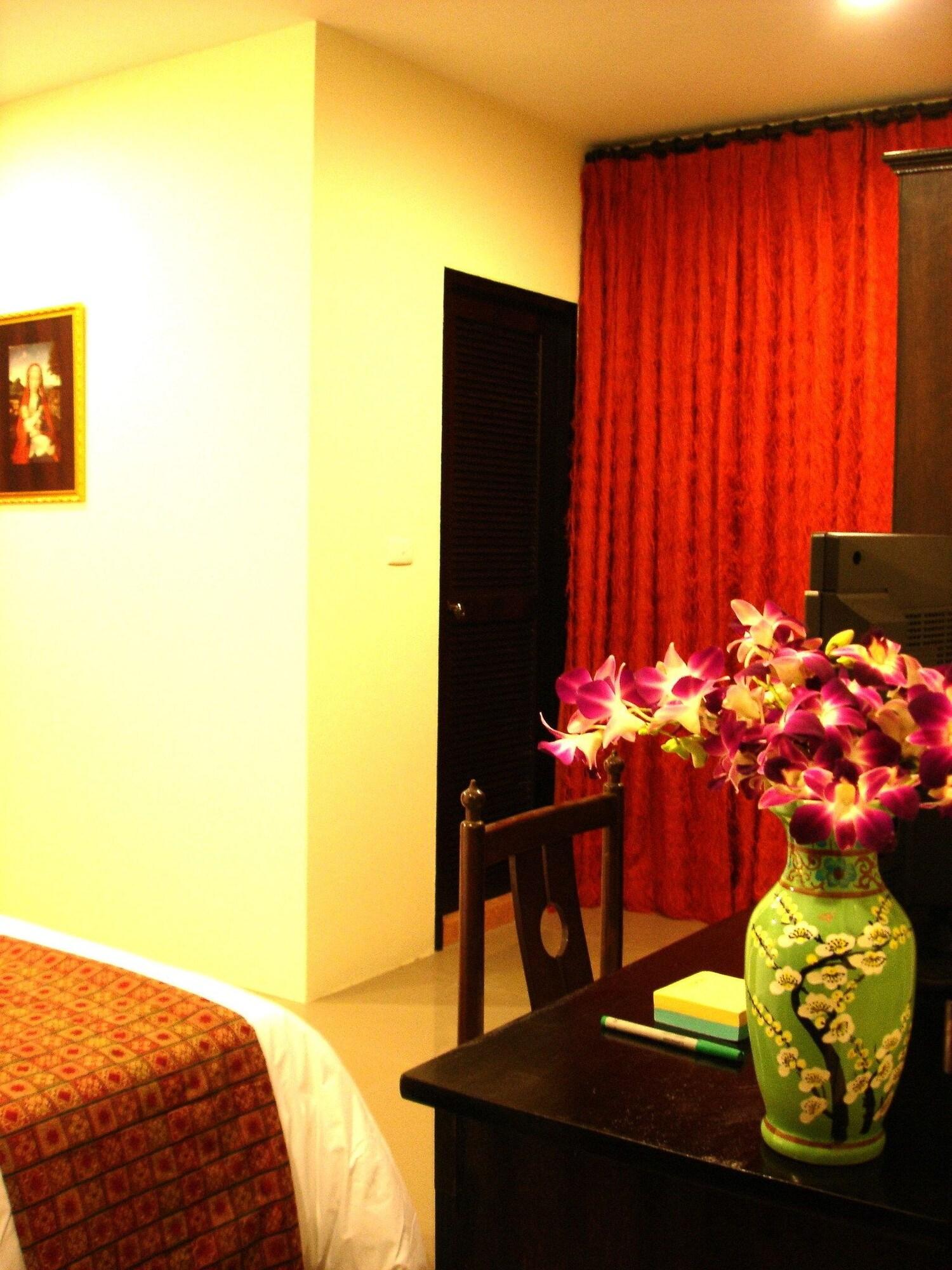 The Bang Khun Phrom Suites Bangkok Eksteriør bilde