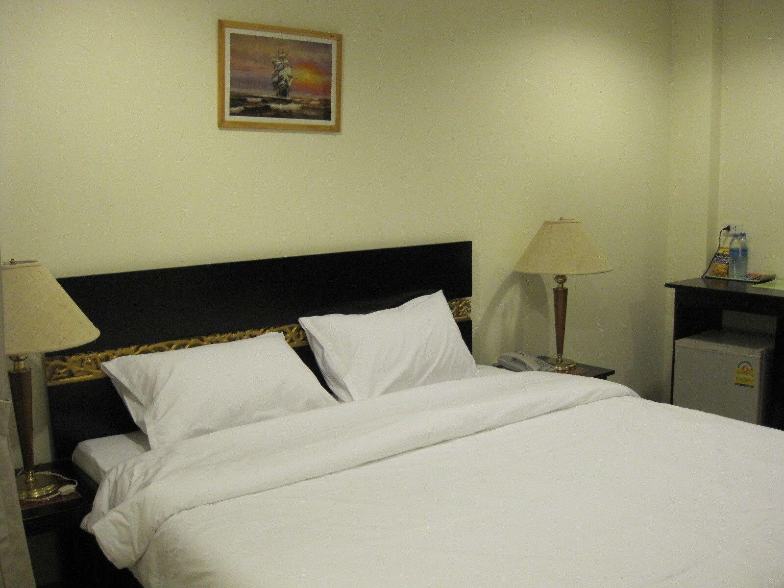 The Bang Khun Phrom Suites Bangkok Eksteriør bilde