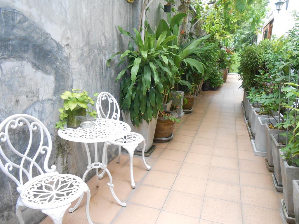 The Bang Khun Phrom Suites Bangkok Eksteriør bilde