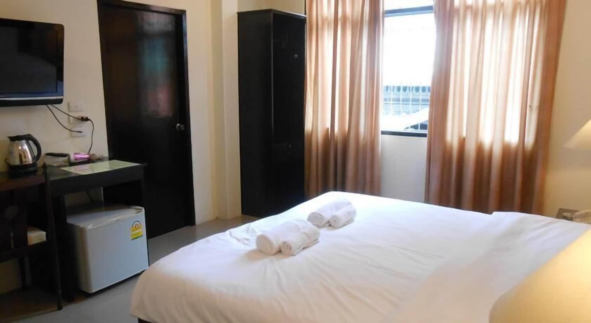 The Bang Khun Phrom Suites Bangkok Eksteriør bilde