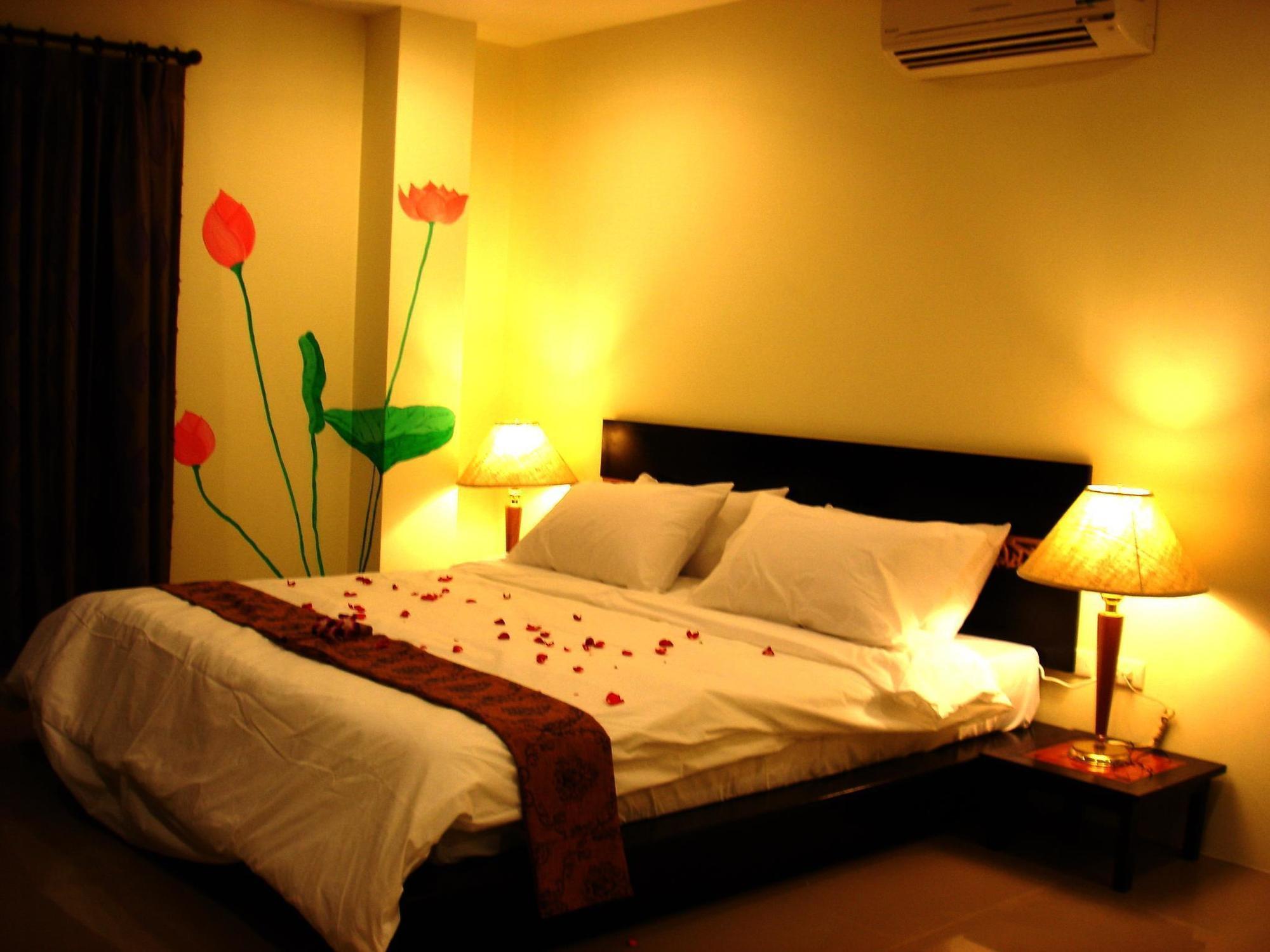 The Bang Khun Phrom Suites Bangkok Eksteriør bilde