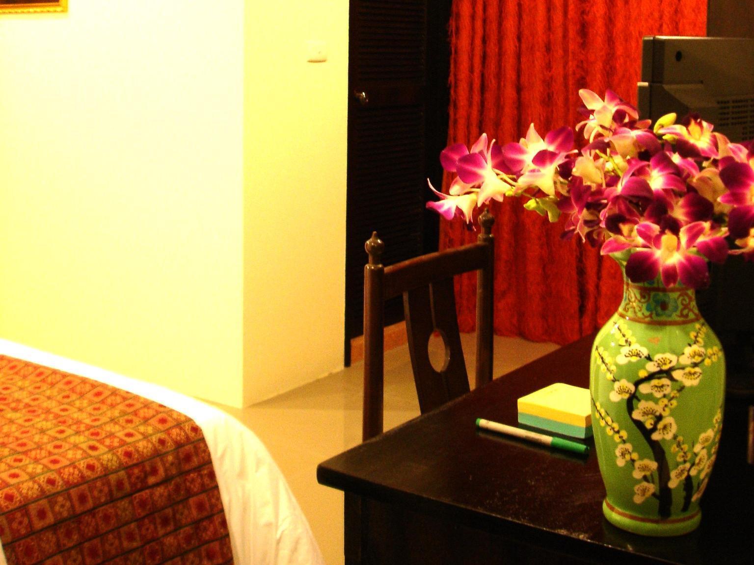 The Bang Khun Phrom Suites Bangkok Eksteriør bilde