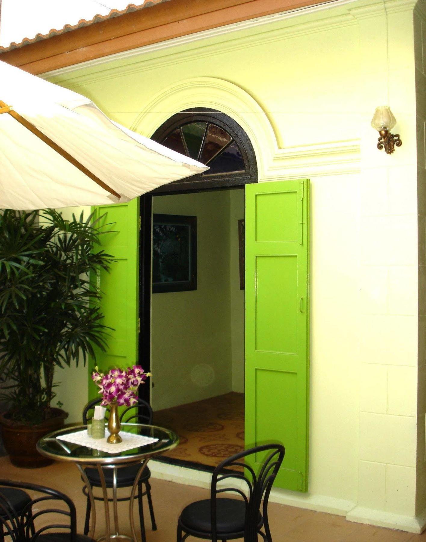 The Bang Khun Phrom Suites Bangkok Eksteriør bilde