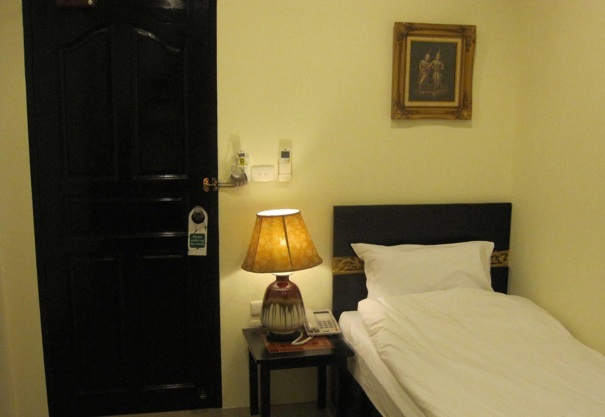 The Bang Khun Phrom Suites Bangkok Eksteriør bilde